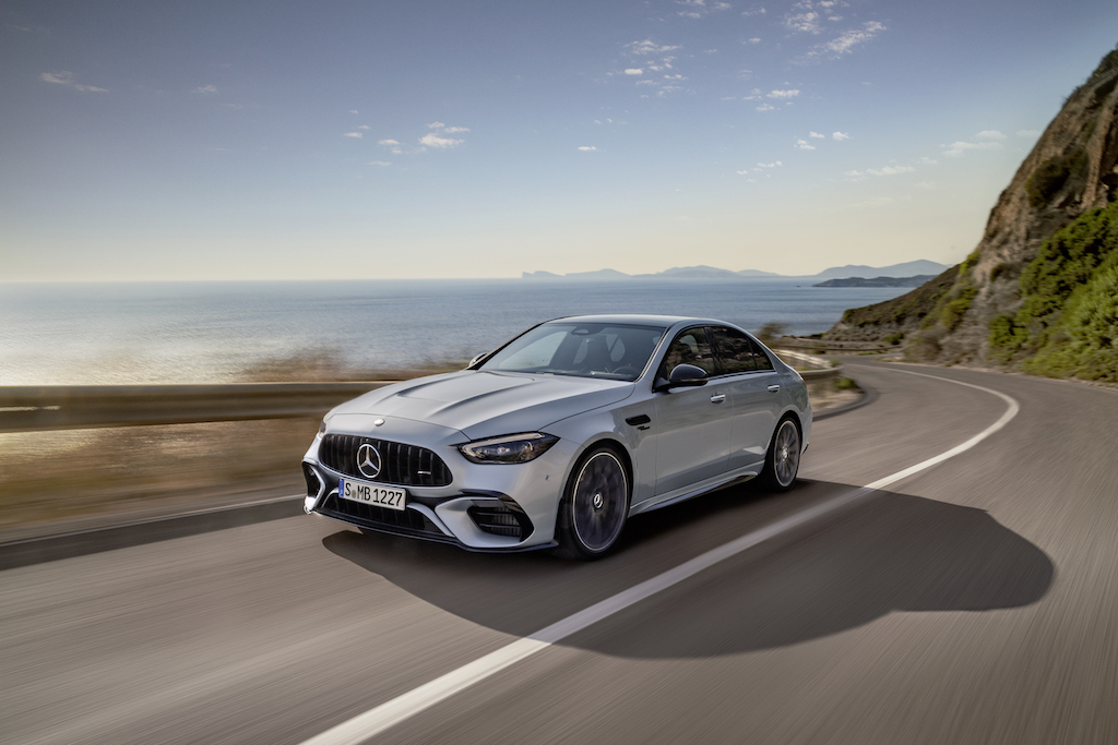 C 63 S E PERFORMANCE là mẫu xe sedan hiệu năng cao sở hữu công nghệ mạnh mẽ bậc nhất của thương hiệu AMG – E PERFORMANCE